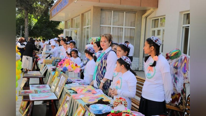 'Toshkentda imkoniyati cheklangan bolalar yasagan mahsulotlar sotuvida 20 million so`mdan ortiq mablag` yig`ildi'ning rasmi