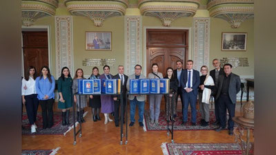 Изрображение 'Институту рукописей Азербайджана подарены 35 томов серии «Культурное наследие Узбекистана в собраниях мира»'