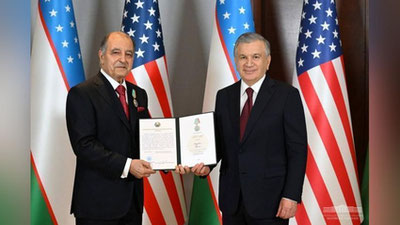 Изрображение 'Шавкат Мирзиёев вручил председателю правления американской Air Products орден "Дустлик"'