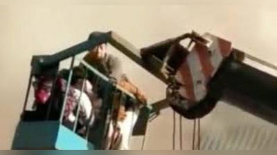 'Quruvchi kran yordamida olovda qolganlari qutqardi (Video) 'ning rasmi