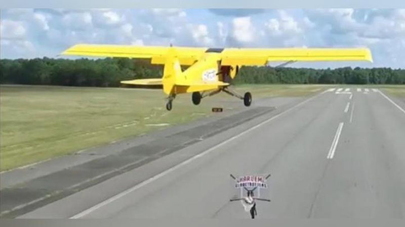 'Basketbolchi uchib ketayotgan samolyotdan savatchaga to`pni tushirdi (video)'ning rasmi