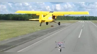 'Basketbolchi uchib ketayotgan samolyotdan savatchaga to`pni tushirdi (video)'ning rasmi