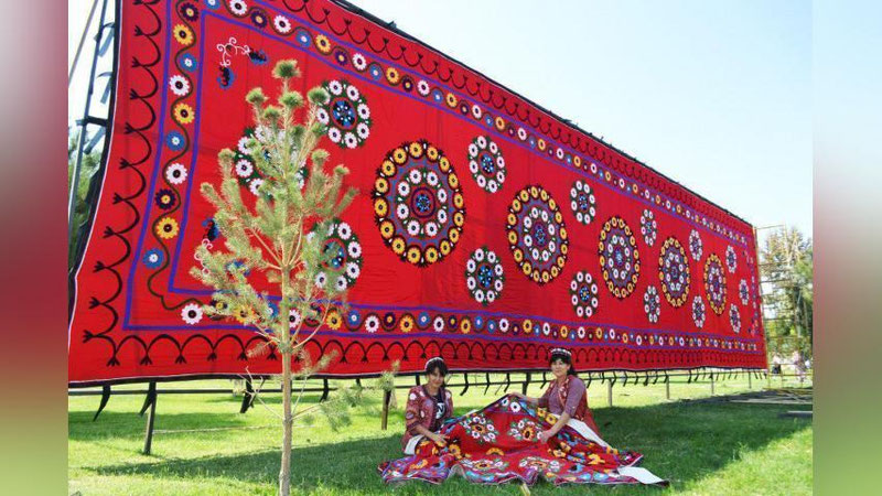 'Qo`qondagi hunarmandchilik festivalida antiqa mahsulotlar namoyish etildi 'ning rasmi