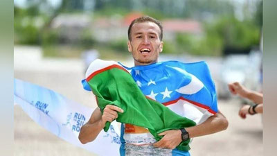 'Davlat bayrog`i qabul qilingan kun arafasida o`n beshta shaharda bir vaqtda Yangi Nafas ommaviy yugurish musobaqasi bo`lib o`tadi'ning rasmi