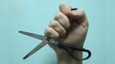 '​Namanganda er ayolini qaychi bilan urib, jarohat etkazgan'ning rasmi