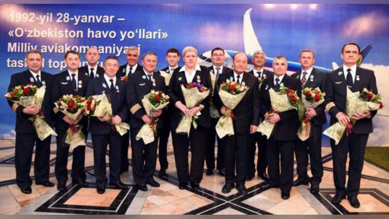 '​“O`zbekiston havo yo`llari” Milliy aviakompaniyasini O`zbekiston Respublikasining Faxriy yorlig`i bilan mukofotlandi'ning rasmi