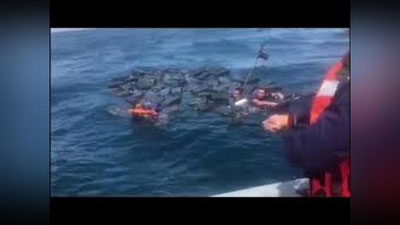 'Kolumbiyalik harbiylar cho`kayotgan kontrabandachilarni qo`lga olishdi (Video)'ning rasmi
