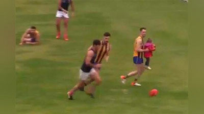 'Mitti qizaloq match payti maydonga tushdi (Video) 'ning rasmi