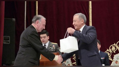 'Xorijlik afg`on urushi qatnashchilariga Shavkat Mirziyoev nomidan oltin soatlar taqdim etildi'ning rasmi