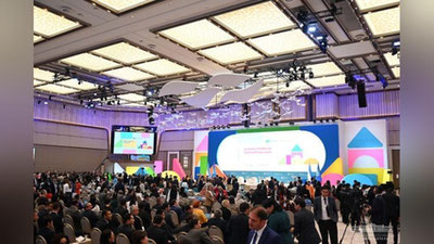 'Shavkat Mirziyoev Toshkentdagi II Butunjahon konferensiyasi ochilish marosimida nutq so`zlaydi'ning rasmi
