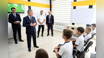 'Shavkat Mirziyoev «Metallurg» futbol klubi qoshidagi «El Golazo» futbol akademiyasida bo`ldi'ning rasmi