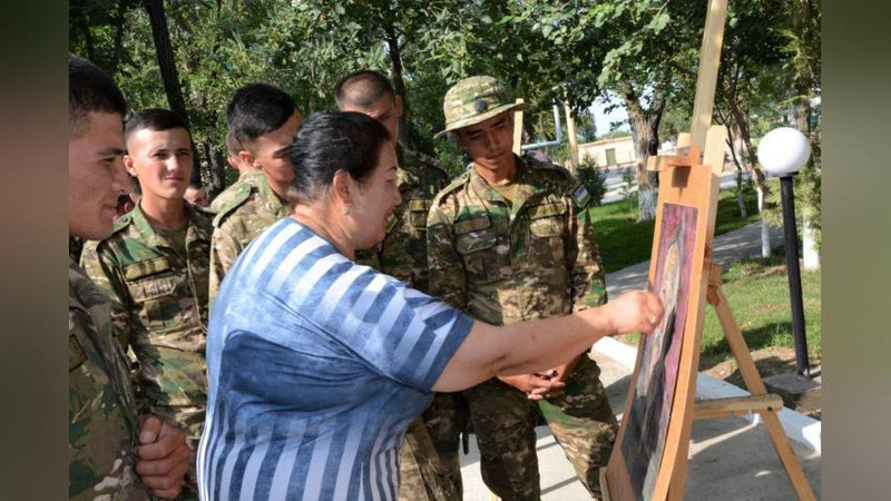 'Qoraqalpog`iston xalq rassomlari askarlarga mahorat darsini o`tdi'ning rasmi