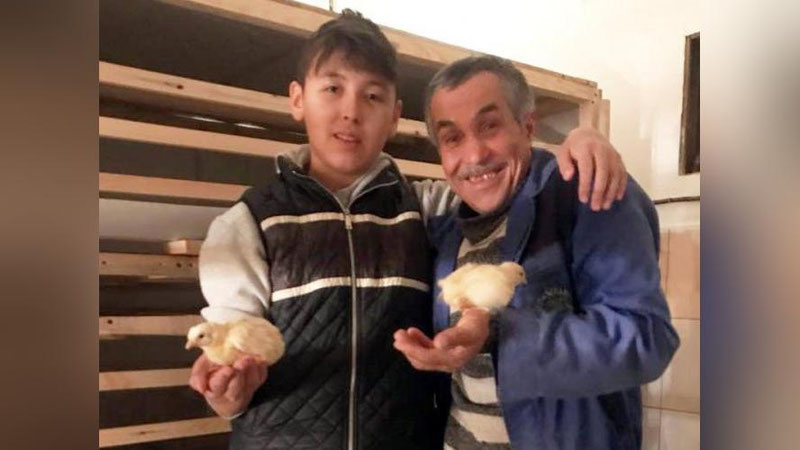 'OLMAOTALIK OLTINChI SINF O`QUVChISI PARRANDA FABRIKASI OChDI'ning rasmi