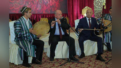 'YuZ YILLIK MILLIY OHANGLAR YaNGRAGAN OQShOM'ning rasmi