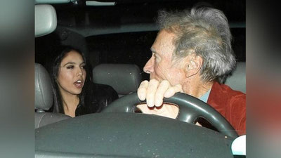 'Klint Istvud o`zidan 65 yosh kichik go`zal bilan qo`lga tushdi 'ning rasmi