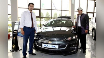 Изрображение 'ПРЕЗИДЕНТ УЗБЕКИСТАНА ПОДАРИЛ КЫРГЫЗСКОМУ АКЫНУ MALIBU И ДОМ'