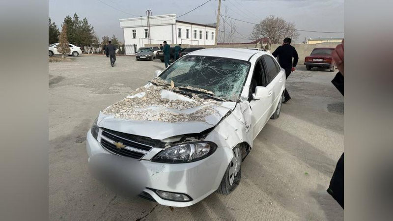 'Jizzaxda shamol tumani hokimligi binosining tomini uchirib yubordi (video)'ning rasmi