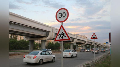 Изрображение 'ДОРОЖНЫЙ ЗНАК ПРЕДУПРЕДИТ О "ЛЕЖАЧЕМ ПОЛИЦЕЙСКОМ"'