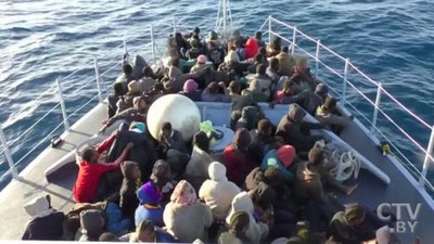 'Italiya va Malta orolidagi yuzlab qochoqlar Ispaniyaga yuboriladi'ning rasmi