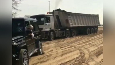 '​Dubay shahzodasi qumga tiqilib qolgan yuk mashinasiga yordam berdi (Video)'ning rasmi