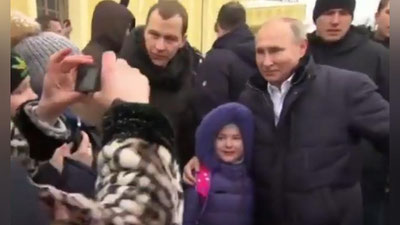 Изрображение 'ПУТИН ВЫШЕЛ ИЗ МАШИНЫ, ЧТОБЫ УСПОКОИТЬ ПЛАЧУЩУЮ ДЕВОЧКУ (ВИДЕО)'