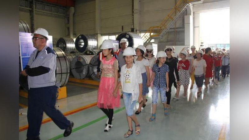 'GM Uzbekistan ota-ona qarovisiz qolgan bolalarni Asaka avtomobil zavodiga taklif qildi'ning rasmi