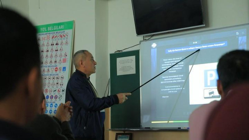 'Haydovchilar “D” toifali haydovchilik guvohnomasini olish o`quv-kursida o`qitilmoqda'ning rasmi