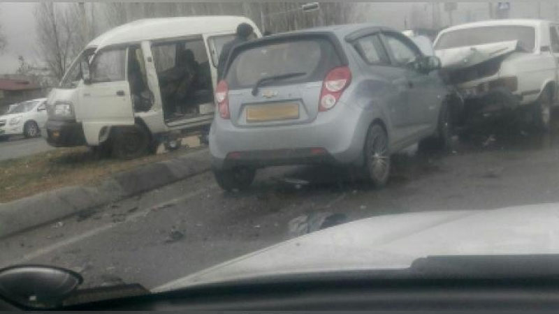 Изрображение 'МАССОВОЕ ДТП В ТАШКЕНТЕ: "ПАРОВОЗИК" СЛОЖИЛСЯ ИЗ 5 АВТОМОБИЛЕЙ (ФОТО)'