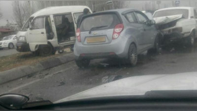 Изрображение 'МАССОВОЕ ДТП В ТАШКЕНТЕ: "ПАРОВОЗИК" СЛОЖИЛСЯ ИЗ 5 АВТОМОБИЛЕЙ (ФОТО)'