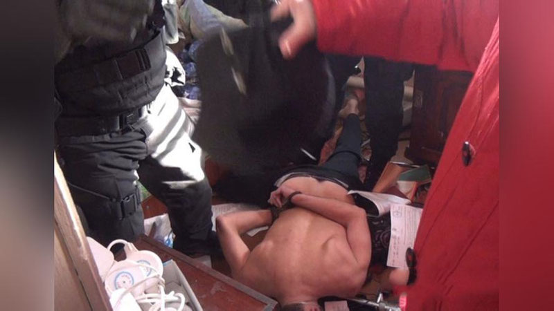 '​Omsklik erkak 13 yoshli qizni garovga oldi'ning rasmi