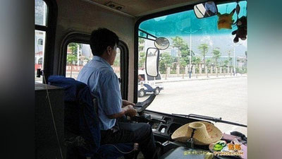 Изрображение 'КИТАЕЦ ВЫРВАЛ РУЛЬ У ВОДИТЕЛЯ И ПЕРЕВЕРНУЛ АВТОБУС (ВИДЕО)'