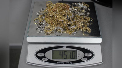'Kiyimlar orasiga yashirilgan yarim kilogramm tilla taqinchoqlar fosh bo`ldi'ning rasmi