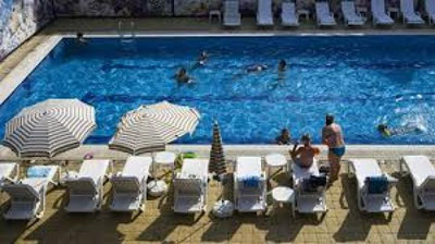 'Британиялик эркак устига 95 килограммли бола йиқилгандан кейин туристик компанияни судга берди'ning rasmi