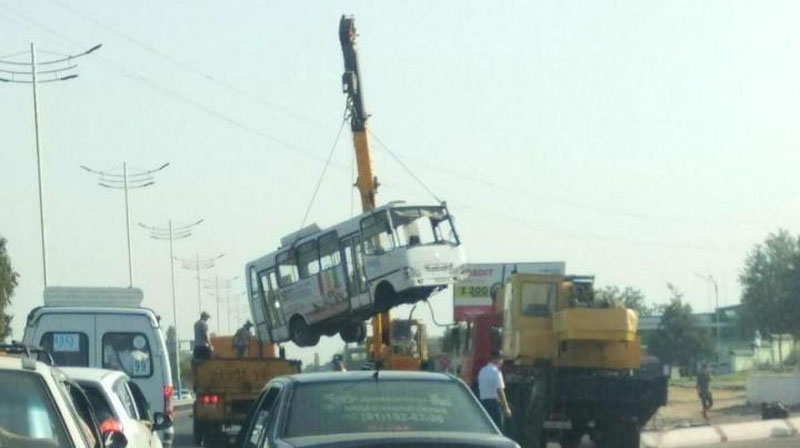 'Toshkentda avtobus ag`darilib ketdi, jarohatlanganlar bor'ning rasmi