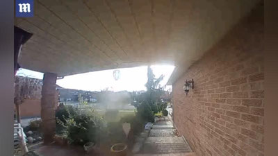 Изрображение 'В КАНАДЕ КАМЕРА НАД ДВЕРЬЮ СНЯЛА ЗАГАДОЧНУЮ ФИГУРУ (ВИДЕО)'