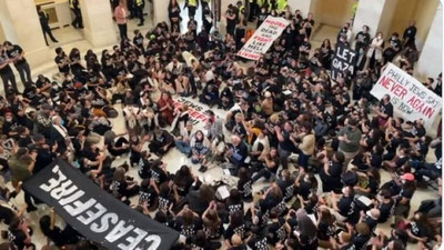 'АҚШда намойишчилар Вашингтондаги Конгрессининг энг қадимий офисига бостириб киришди'ning rasmi