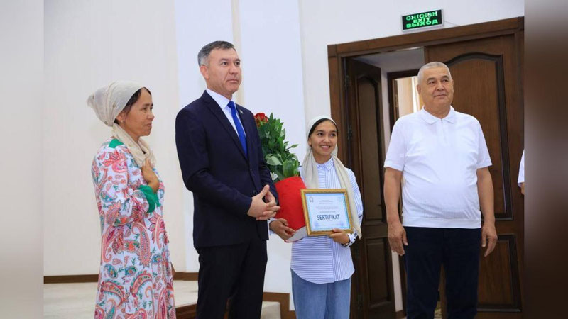 'Президент билан учрашган қиз талаба бўлди (видео)'ning rasmi