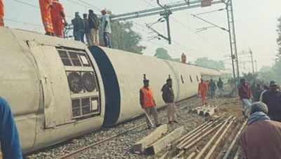 'Hindistonda tezyurar poezd halokatga uchradi 'ning rasmi