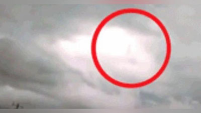 'Bulutlar orasida yurib ketayotgan odam  qiyofasi kadrlarga muhrlandi (Video)'ning rasmi