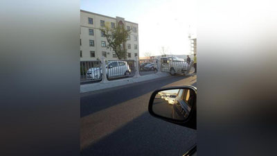 Изрображение 'ВОДИТЕЛЬ МАТИЗА СНЕС РАЗДЕЛИТЕЛЬНЫЙ ЗАБОР НА УЛИЦЕ МУКИМИЙ'