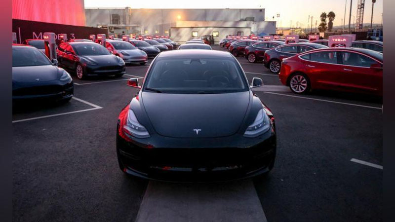 'Tesla kuniga mingta avtomobil ishlab chiqarishni boshladi 'ning rasmi