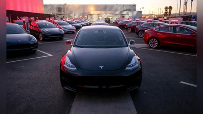 'Tesla kuniga mingta avtomobil ishlab chiqarishni boshladi 'ning rasmi