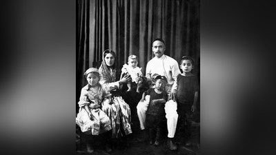 Изрображение 'В СЕТИ ПОЯВИЛСЯ СНИМОК СЕМЬИ ИСЛАМА КАРИМОВА ЗА 10 ЛЕТ ДО ЕГО РОЖДЕНИЯ'