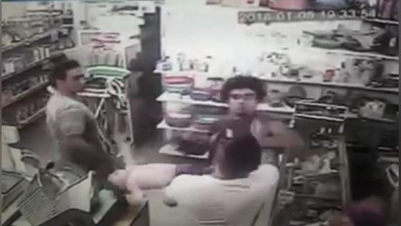 Изрображение 'АРГЕНТИНЕЦ НОКАУТИРОВАЛ МЛАДЕНЦА ВМЕСТО ЕГО ОТЧИМА (ВИДЕО)'