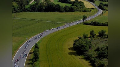 'Ispaniyada odamlardan iborat uzundan-uzoq zanjir yaratildi'ning rasmi