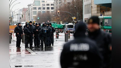 Изрображение 'В ФРГ 12-ЛЕТНИЙ МАЛЬЧИК ПЫТАЛСЯ ВЗОРВАТЬ БОМБУ НА ЯРМАРКЕ'