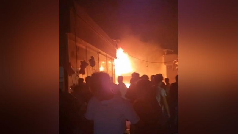 'Қўқондаги бозорда содир бўлган ёнғиндан жабр кўрганлардан штабга мурожаат қилишлари сўралмоқда'ning rasmi