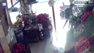 '​Туркиялик эркак қуролланган жиноятчига қарши помидор билан “жанг қилди” (Видео)'ning rasmi