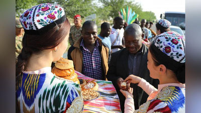 Изрображение 'Военные делегации из разных стран мира прибывают в Джизак (видео)'