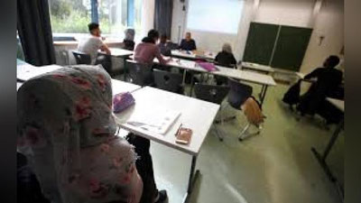 'Germaniyadagi xususiy maktab egasi qochoq oilalarga bepul ta`lim bermoqda'ning rasmi